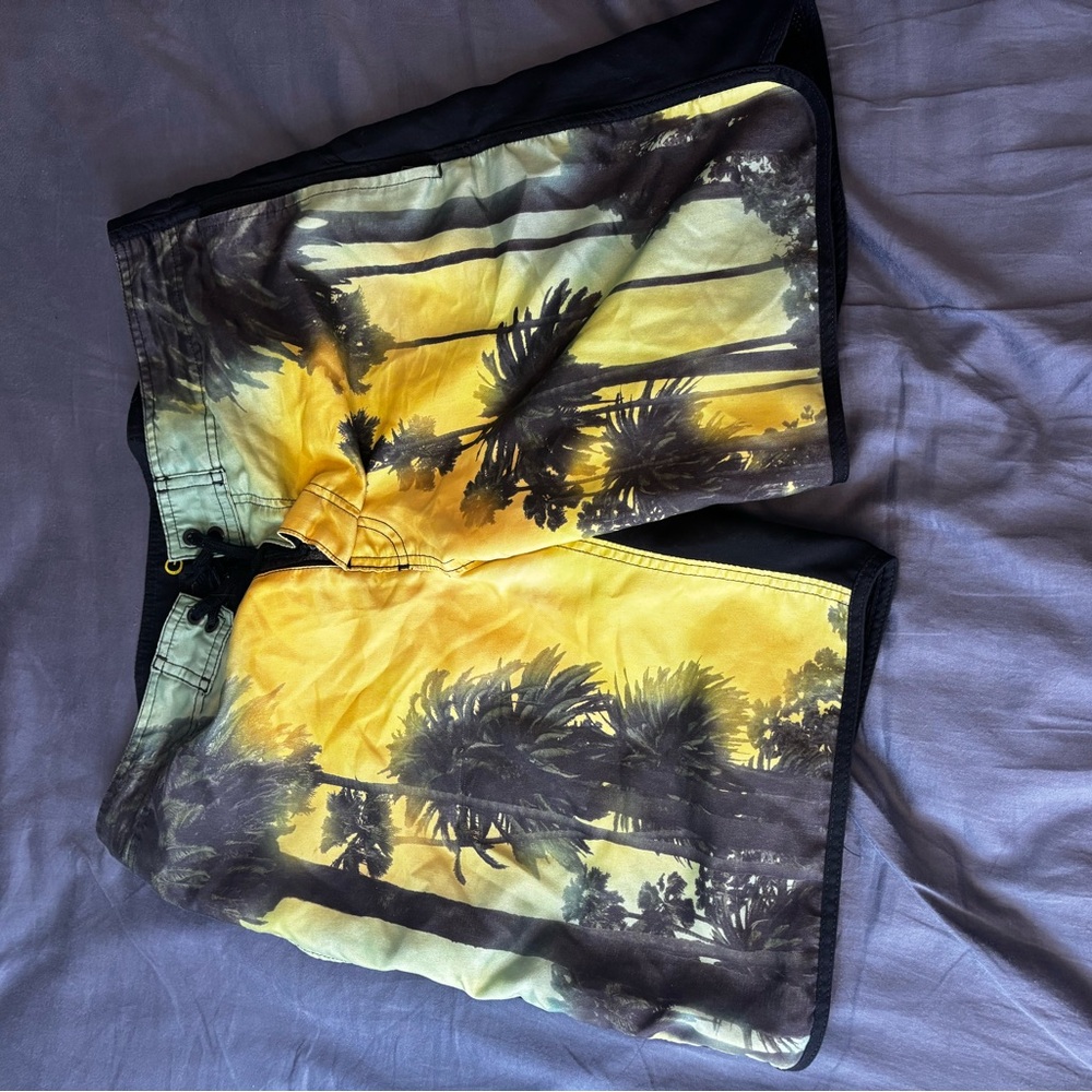GAP Hybrid Shorts Yellow and Black Tropical Design